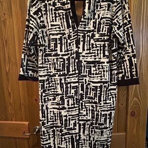 Gabby Skye Black and White Geometric V-Neck Long Sleeve Dress
